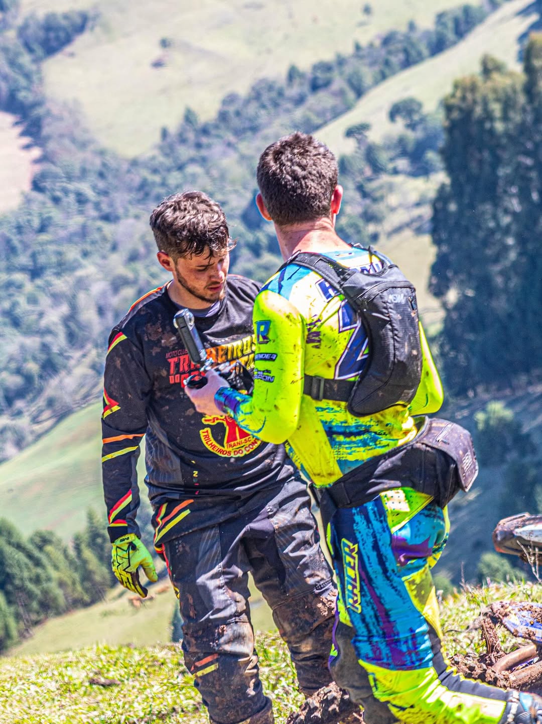 Gustavo Marcolino em uma trilha de motocross